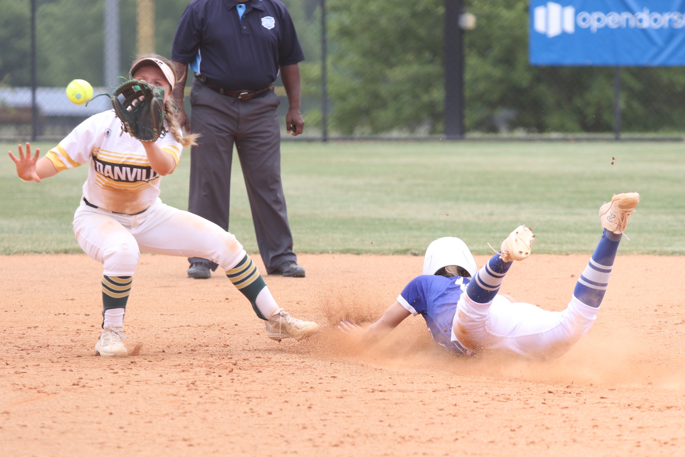 Eagles fly in opener at World Series