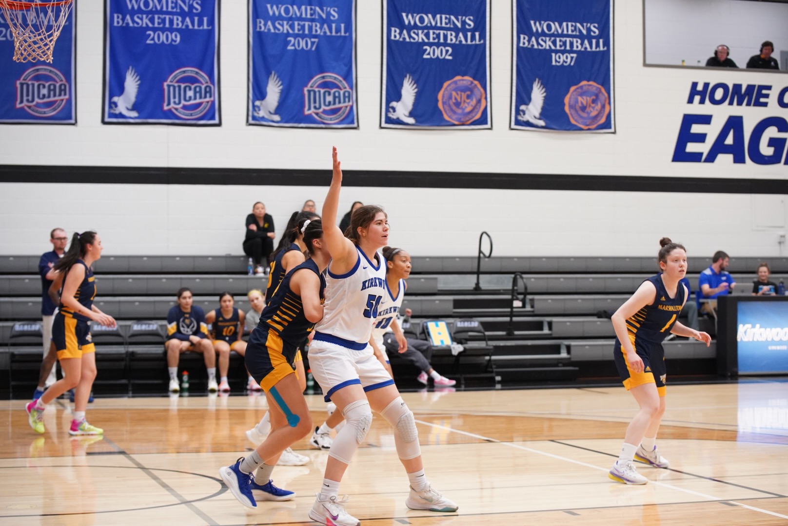 NO.1 EAGLES TRIM IOWA WESTERN