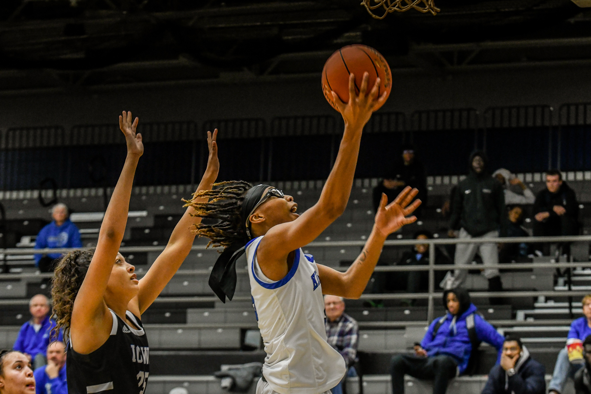 NO.1 EAGLES WHIP NO.5 IOWA WESTERN