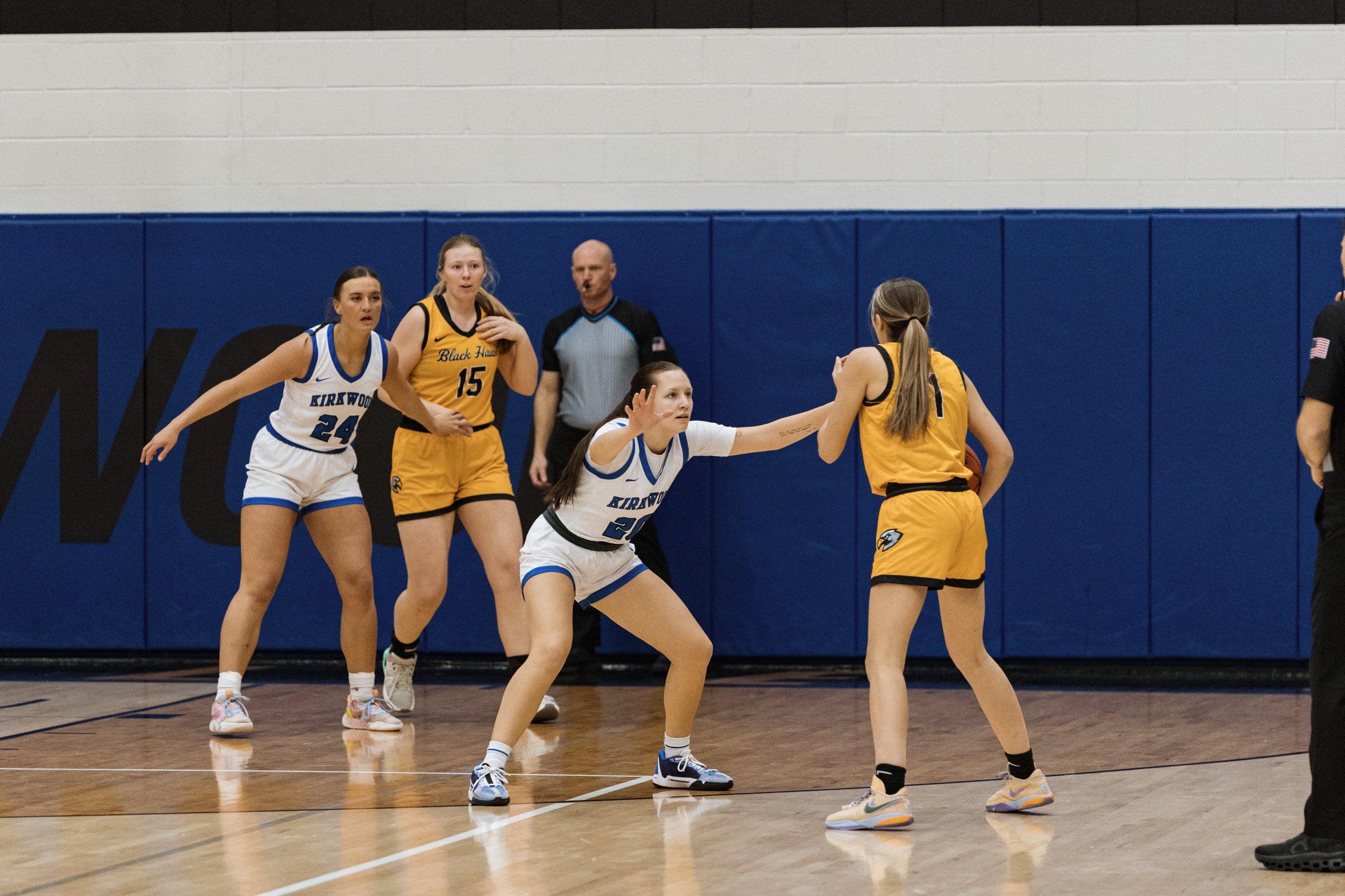 Eagles Rout Hawks at Home