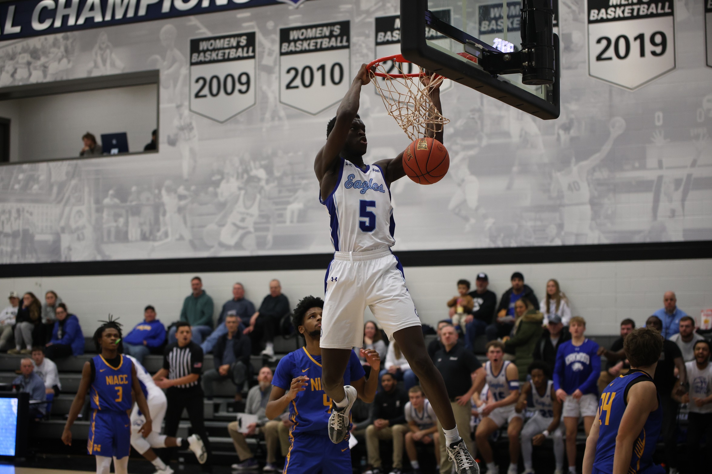 #7 Eagles Soar to Victory Against Trojans