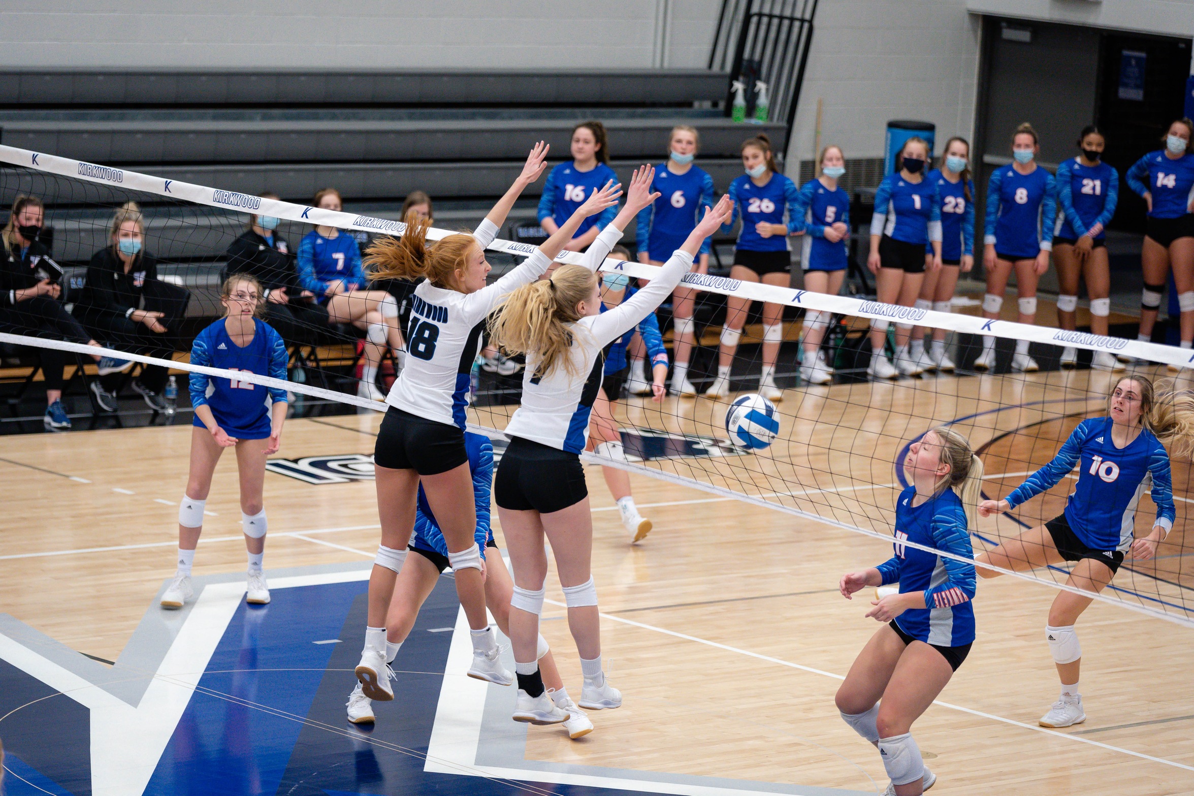 No.4 Eagles spike Hawkeyes CC